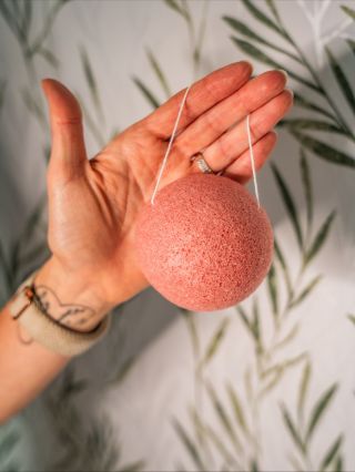 Naše konjakové houbičky ~ malý, ale účinný pomocník pro přirozeně krásnou pleť. 🤍 Jsou 100% přírodní, biologicky...